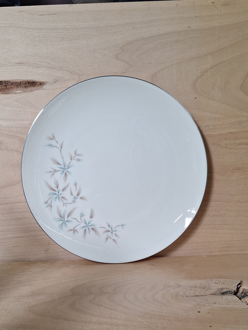 Lenox Wyndcrest fine china dinner plate featuring a floral pattern blue flo - Picture 2 of 6